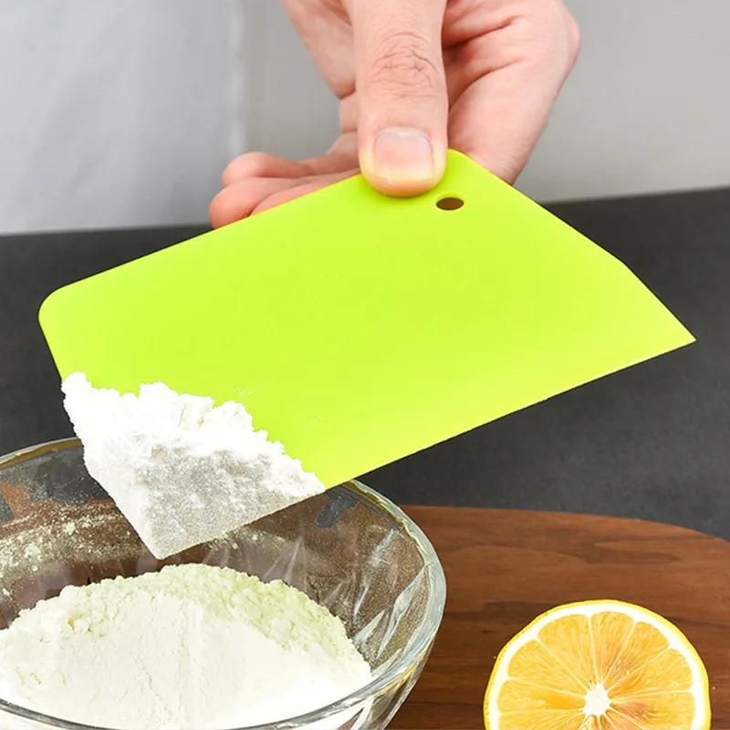 Découpoir Grattoir à Pâte Cuisson Pâtisserie Bricolage Banc Plastique Bol Grattoir Cuisine Gâteau Crème Pain Fondant Spatule Couteau de Coupe Diviseur