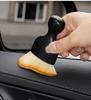 Kartáč na čištění mezer a vývodů v interiéru automobilu