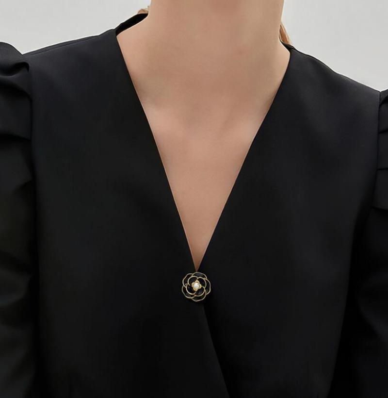 Mysterious Camellia Brooch Exquisite Fashion Pin Elegant Romantic Jewelry Accessories Party Birthday Festival Gift Souvenir