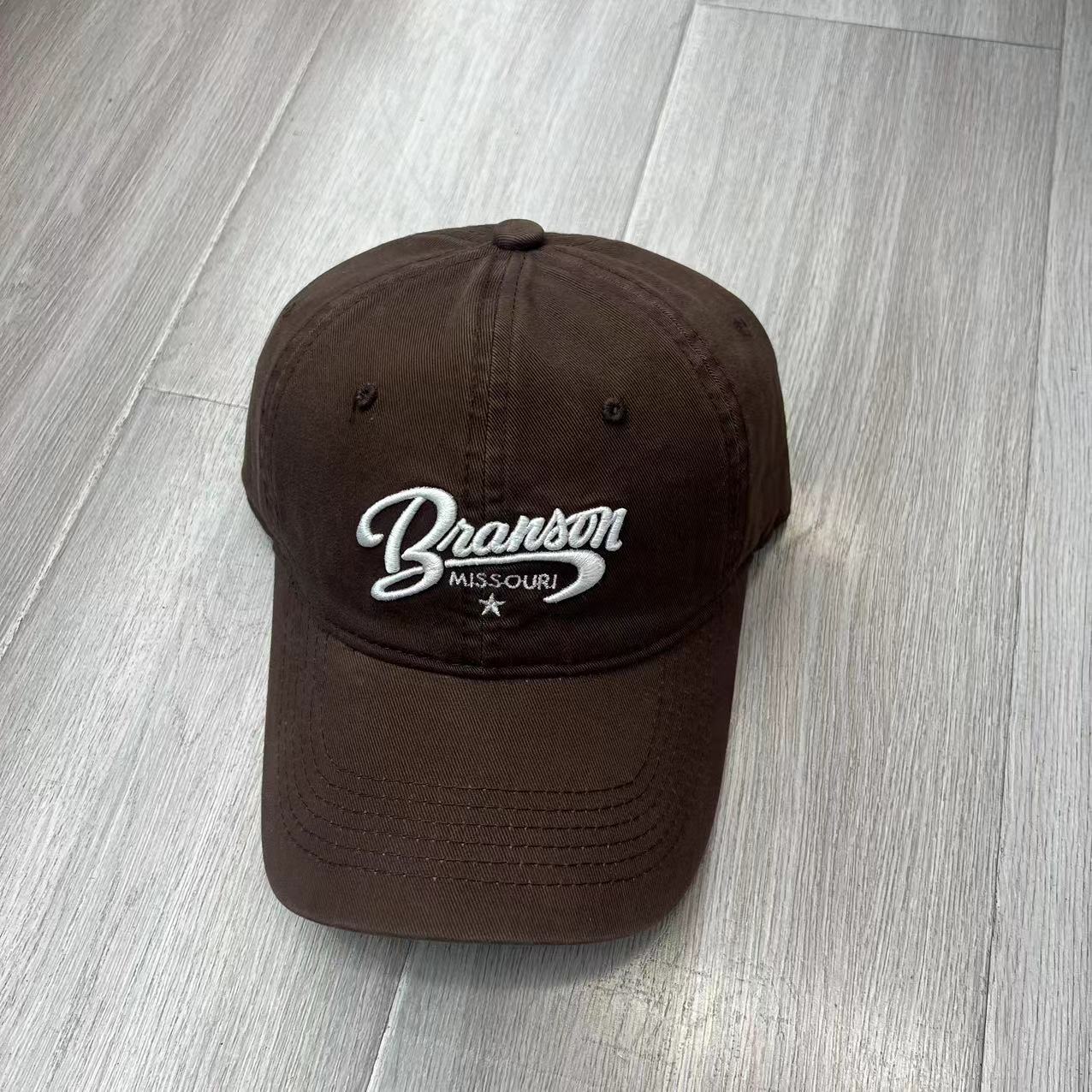 

Street personality three-dimensional embroidery baseball cap women s curved brim tide brand soft top sports sunshade versatile cap men M（56-58cm） кавовий