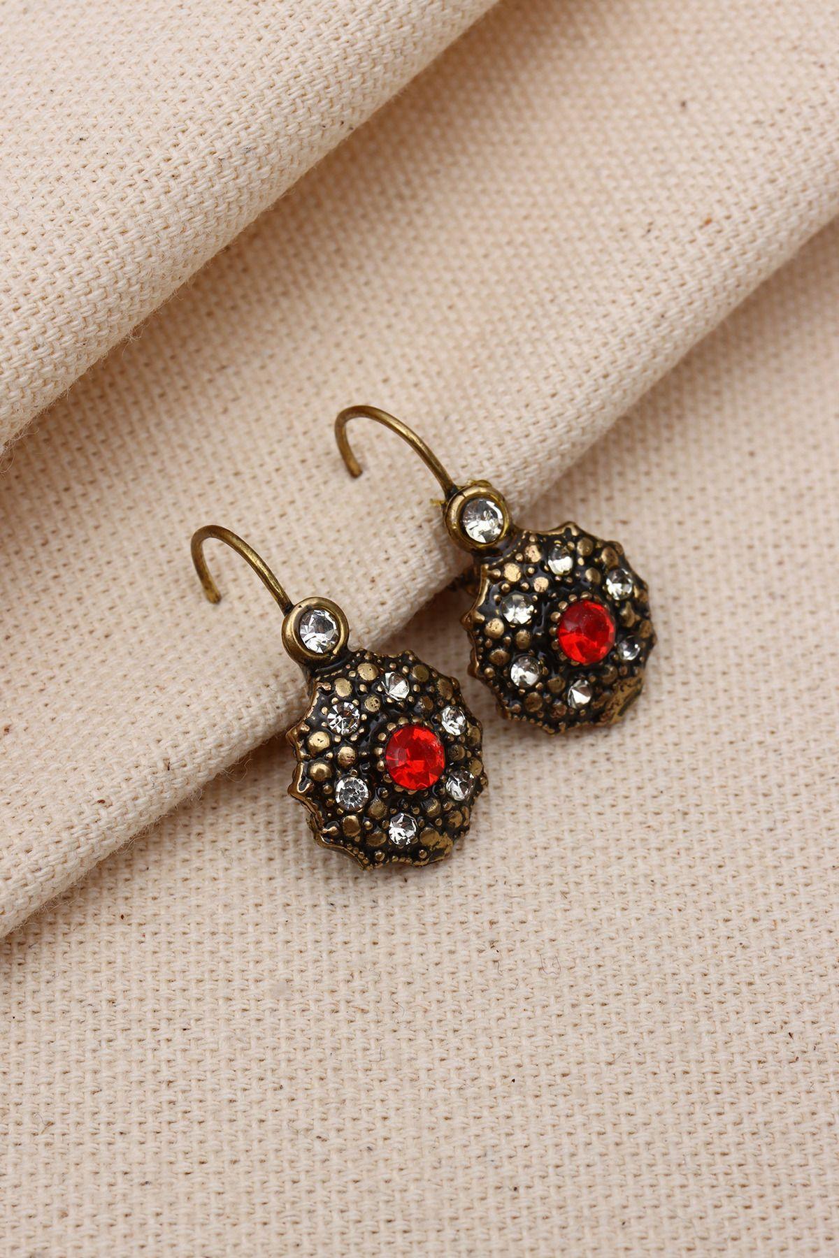 

Настоящие серьги с деталями из красного камня