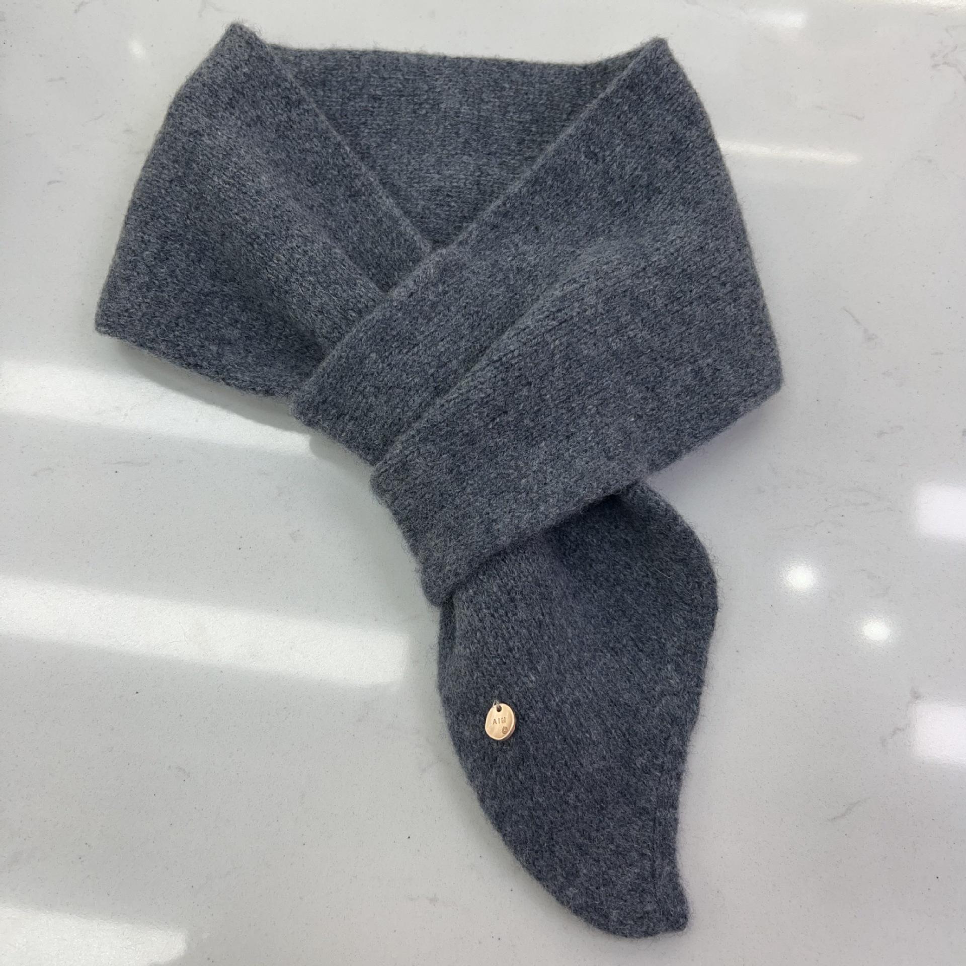 

Korean Style 100% Wool Perforated Knitted Scarf: Women s Thin, Warm, Versatile Neck Warmer for Autumn and Winter.