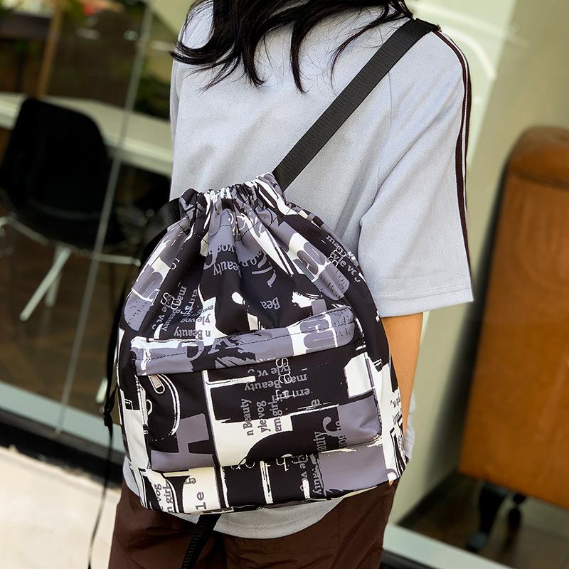 

Модный и трендовый контрастный рюкзак на шнурке в стиле граффити для пеших прогулок, повседневный персонализированный дизайн, сумка для баскетбола чёрный