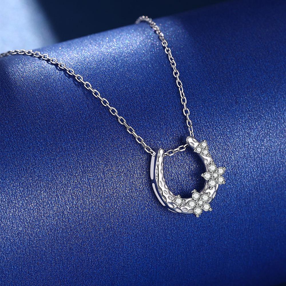 Exquisite S925 Sterling Silver Moissanite Horseshoe Wreath Necklace for Women - Luxurious, Fashionable, and Elegant Design.