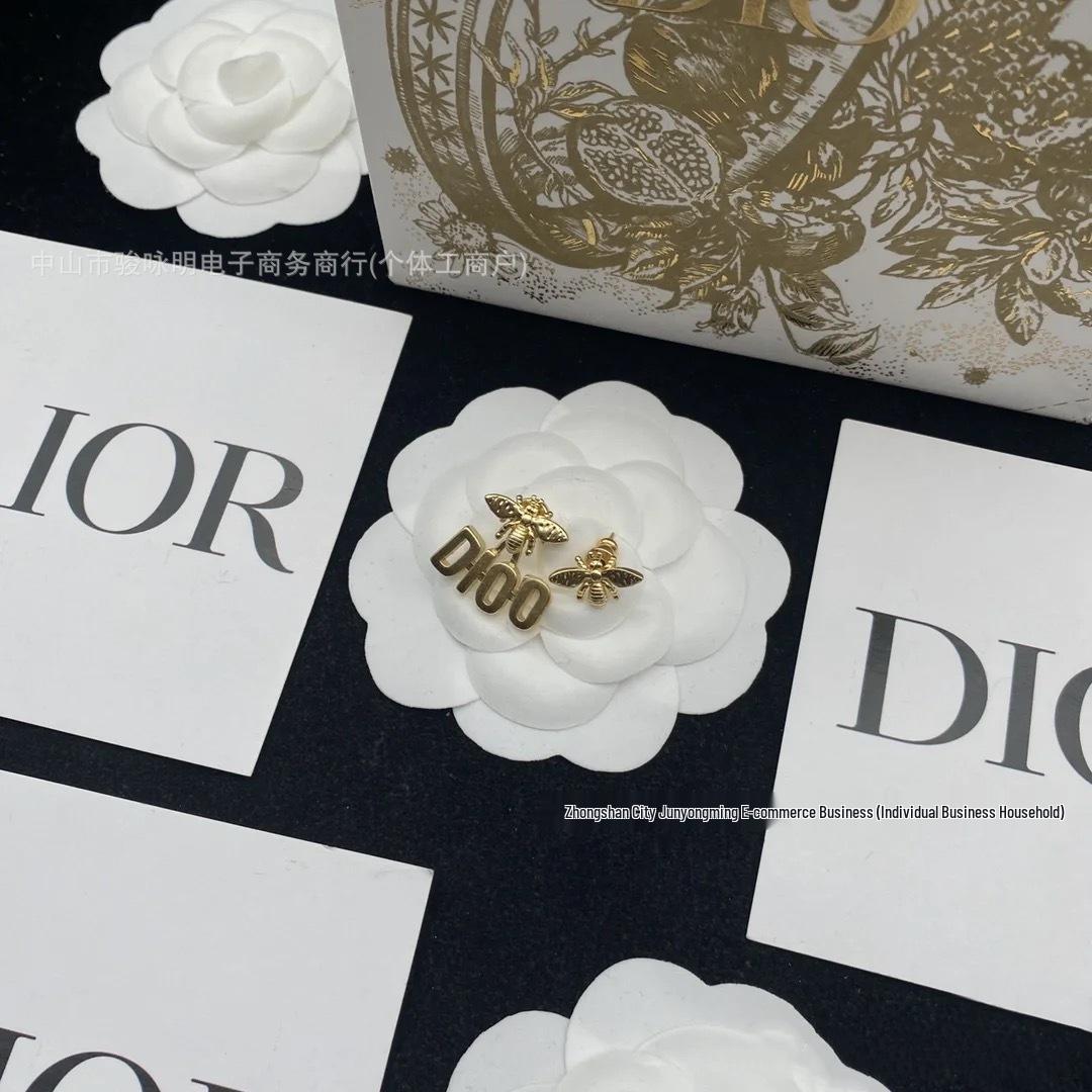 

Асиметричні сережки Золота бджола для жінок: Унікальний дизайн