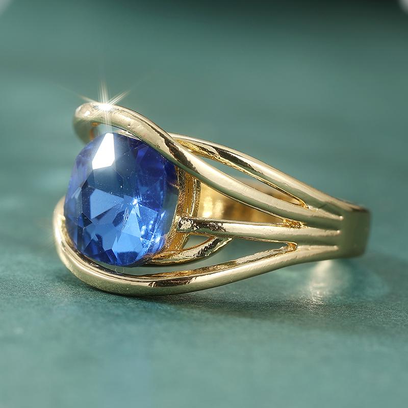 Luxury Vintage Inlaid Square Blue Synthetic Zirconia Golden Ring for Women Fashion Charming Banquet Occasion Jewelry Accessories