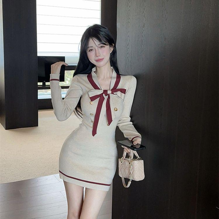 

Образ зрелой острой девушки Осень-Зима 2025: Облегающая мини-юбка, пальто и комплект нижнего белья для Рождества XS (70-80 lbs)