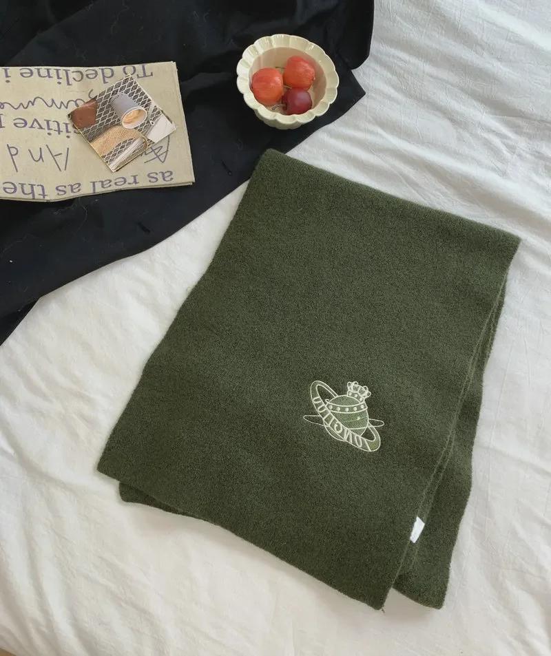 Wełniany szalik z haftem planetarnym - Ciepły szal damski