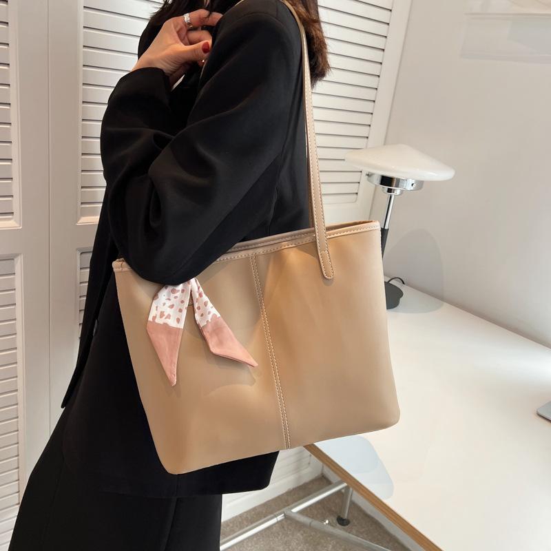 

Жіноча літня універсальна сумка великого об’єму 2024, нова проста повсякденна сумка через плече високоякісної текстурованої сумки для приміських поїздок хакі