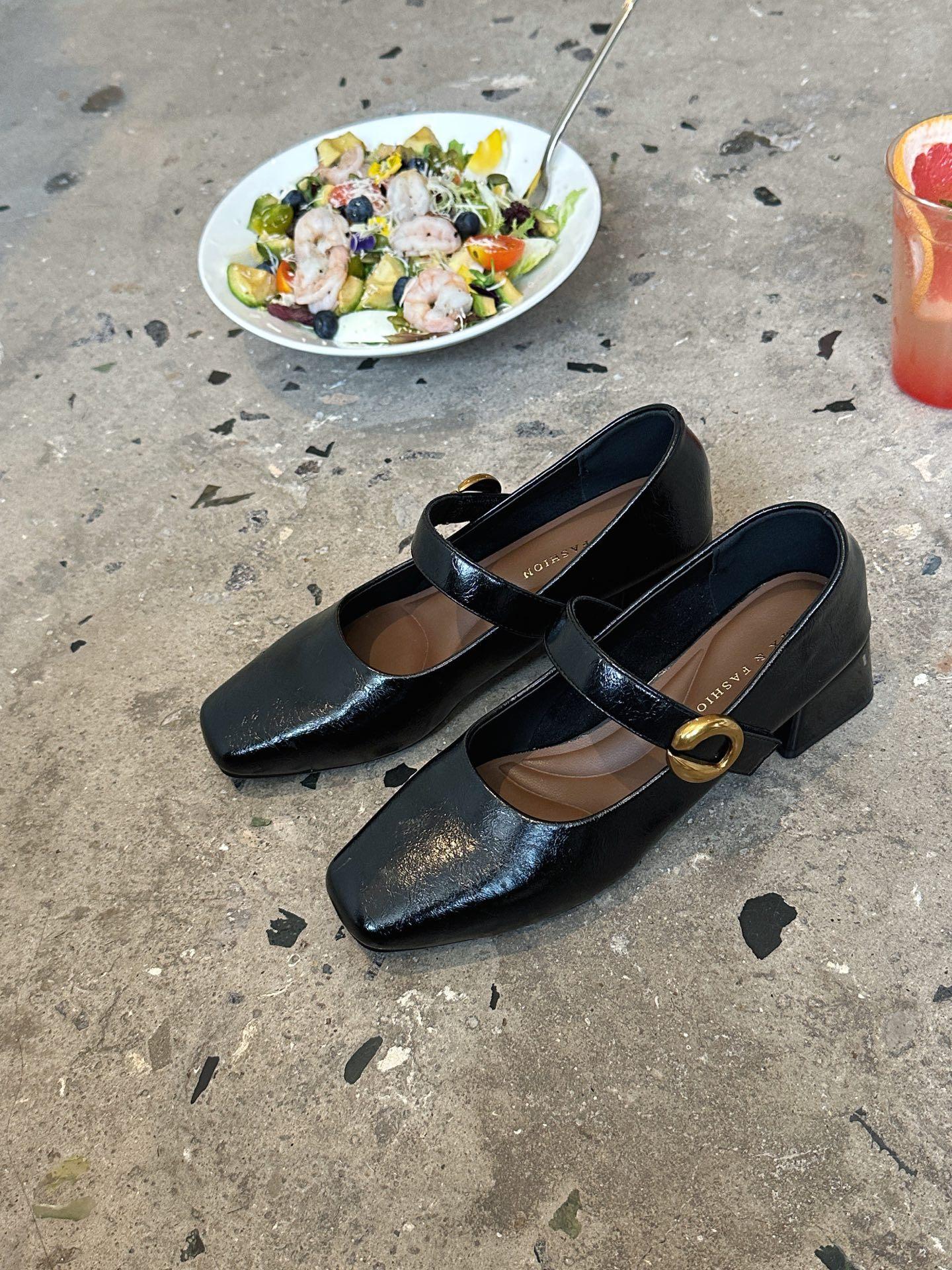 

Vintage Mary Jane small leather shoes women s 2025 women s autumn new versatile single shoes thick heel square head Velcro high heels 35