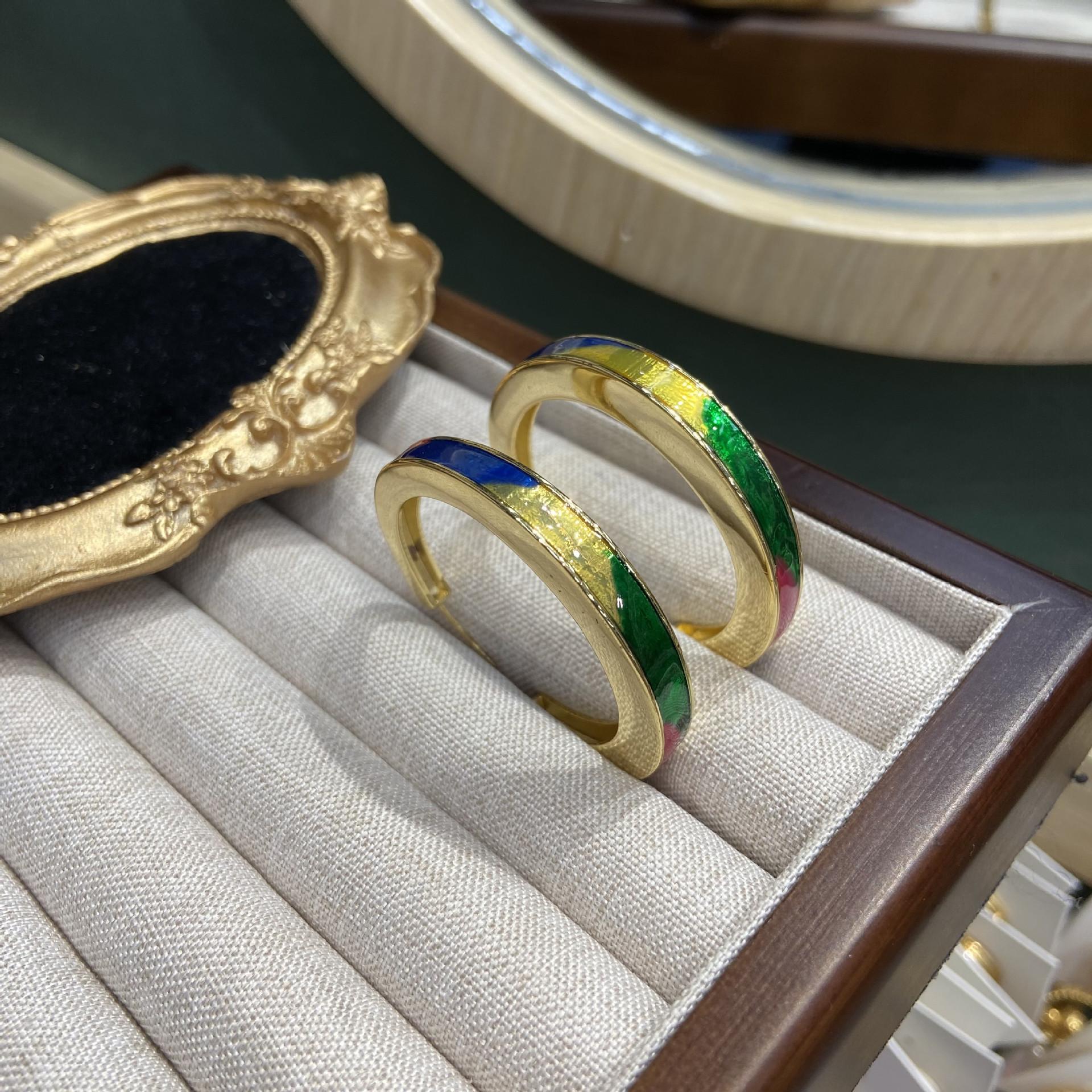 

Широкие С-образные серьги, серьги с эмалевой капельной росписью маслом