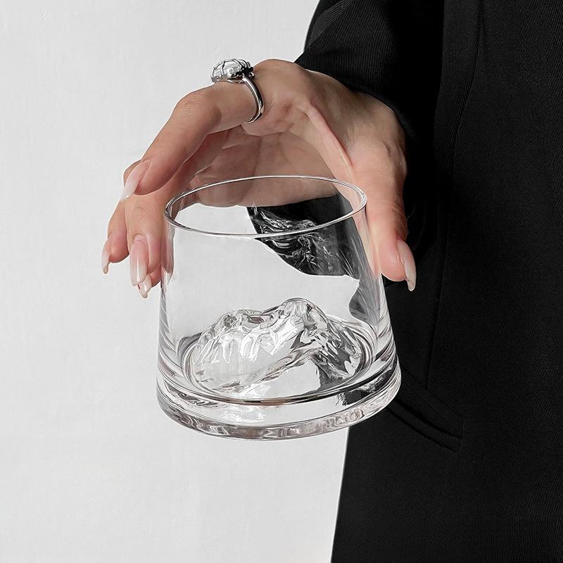 

Цветные стеклянные чашки Высококлассная бытовая круглая чашка для питья Креативный стакан для виски Модный прозрачный стакан для любования горами 200ml прозрачный