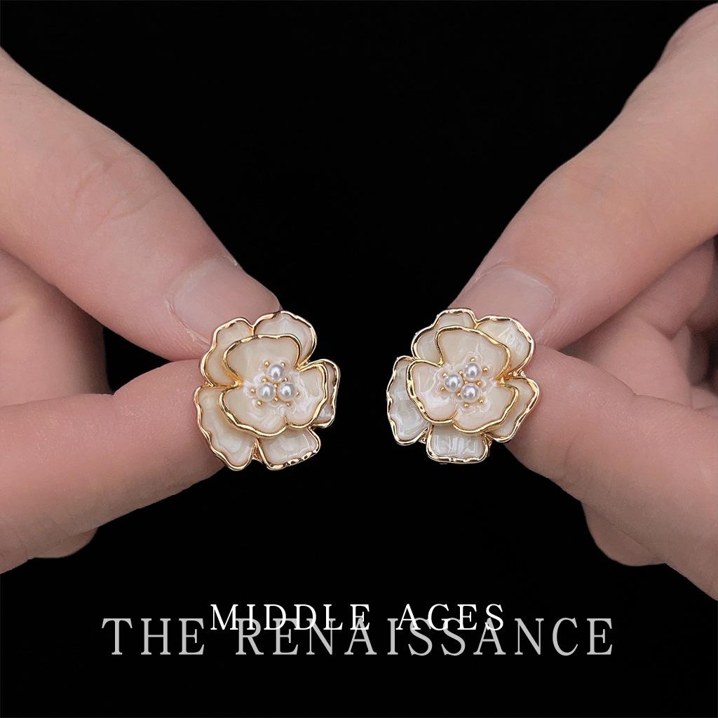 Эмалевые серьги-гвоздики с глазурью-каплей в виде камелии Французский ретро стиль Серьги в стиле Одри Хепберн