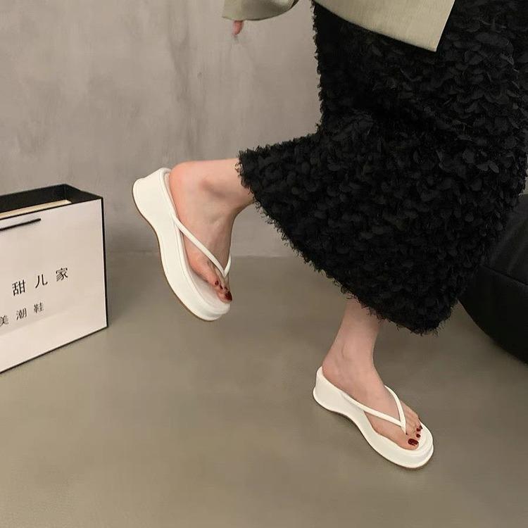 Mode lässige Flip-Flops 2024 neu Herbst runde Zehen dicker Boden Höhenzunahme ein Pedal dicker Boden silberne Hausschuhe Damen