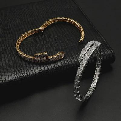 Europäisches und amerikanisches Luxus-Diamant-Schlangenarmband: Offener, modischer, lichtechter, schlichter und doch eleganter Schmuck.