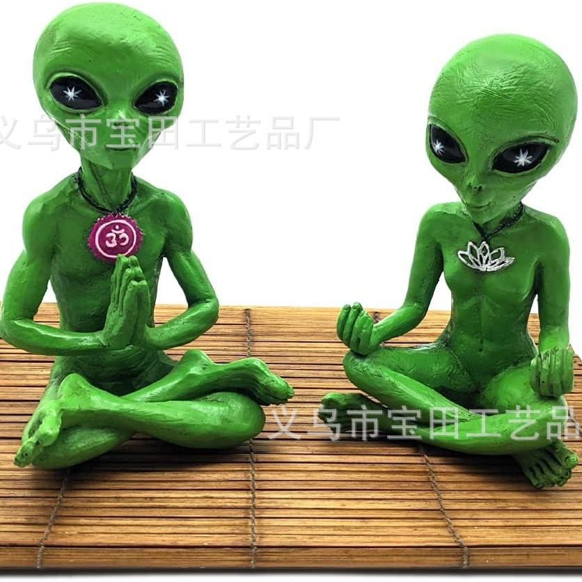 Zen and Yoga Alien Statue Couple Meditation Alien Resin Statuette Ornament