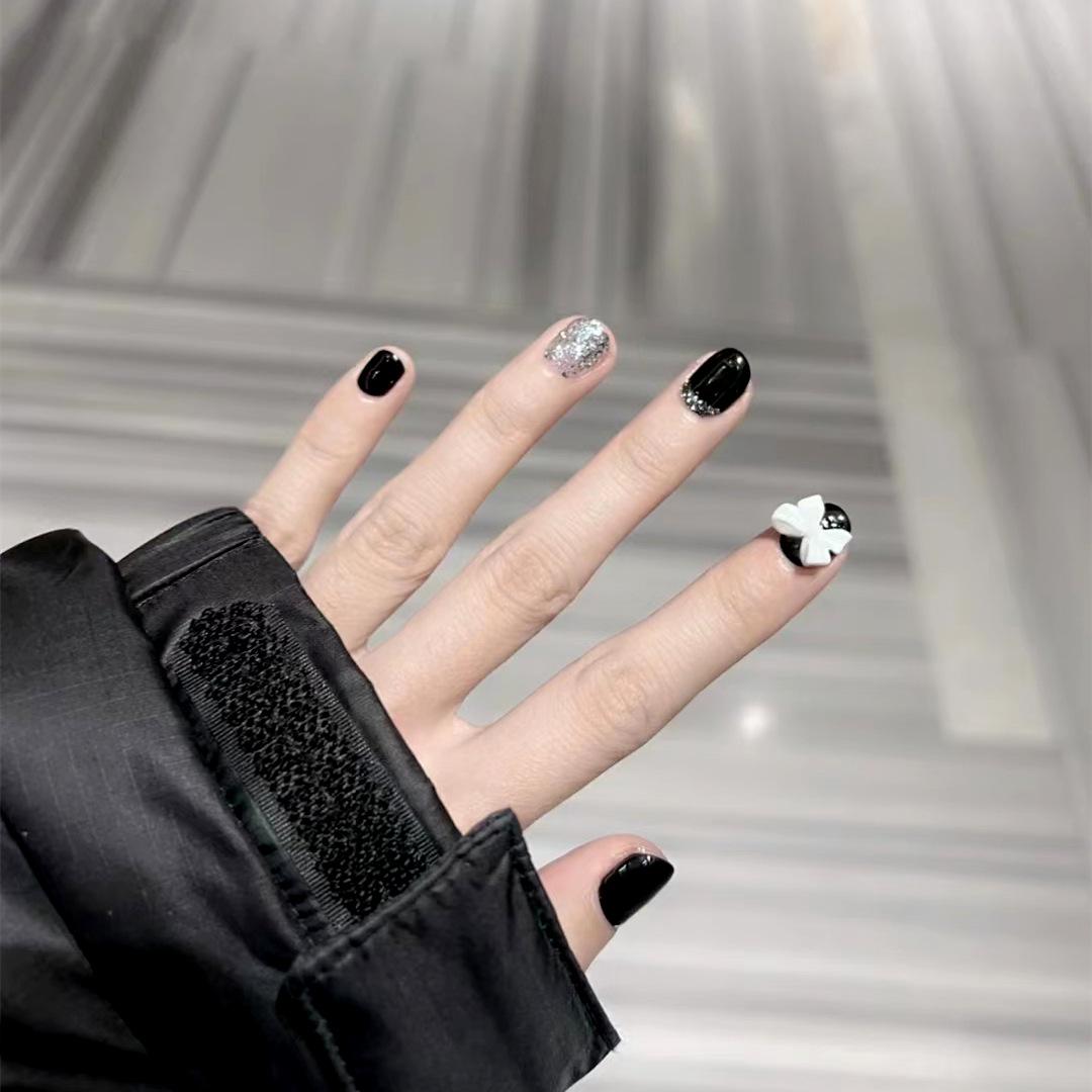 

Shimmering Silver Bowknot Glitter Nail Art - Autumn/Winter Bestseller