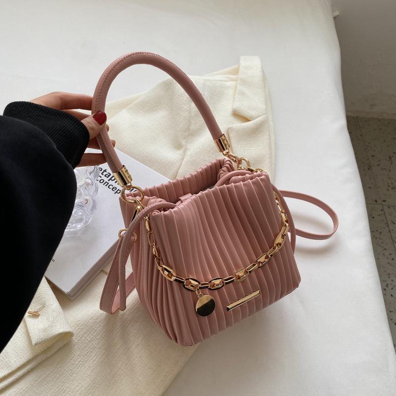 High-end niche design bucket bag, new versatile pleated messenger bag, handbag bag, women's handheld.