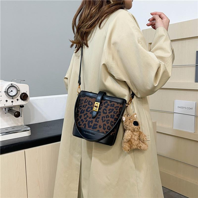 Fashion Leopard Print Bag Large Capacity Women's 2025 New Autumn and Winter Popular Messenger Bag Fashion Portable Bucket Bag