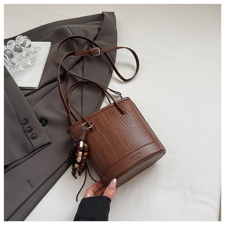 Niche High-End Women's French Luxury Woven Shoulder and Crossbody Bucket Handbag
