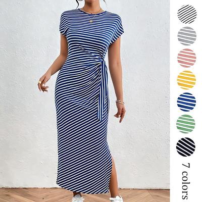 Ein Damen-Streifenkleid mit figurbetonendem Schnitt, tailliert, schlankmachend, mit Schlitz und Rundhalsausschnitt