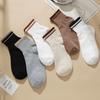 Einfache, trendige gestreifte Socken für Mädchen. Vielseitige, hochwertige, einfarbige Strümpfe. Weiche, atmungsaktive koreanische Sport-Mittelrohrsocken.