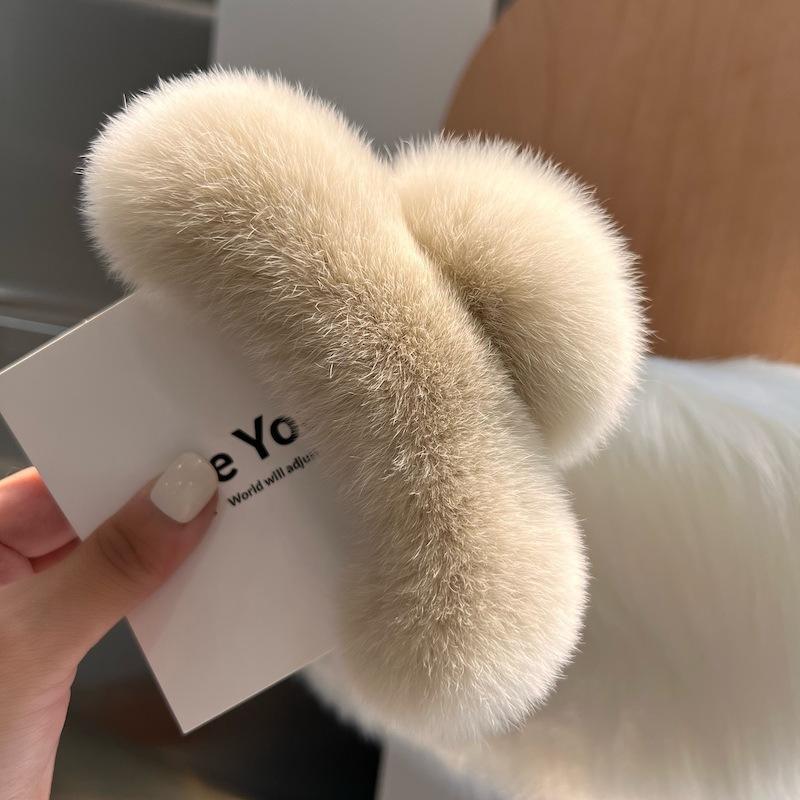 Women's Hair Barrettes Plush Hair Clip Faux Fur Hair Claws Crab Clamps Autumn Winter Candy Color Hairpin Barrette Fashion Women Hair Accessories