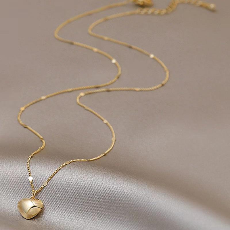 Elegant Peach Heart Necklace for Women - 2024 New Arrival, Light Luxury Clavicle Chain with Niche Design.