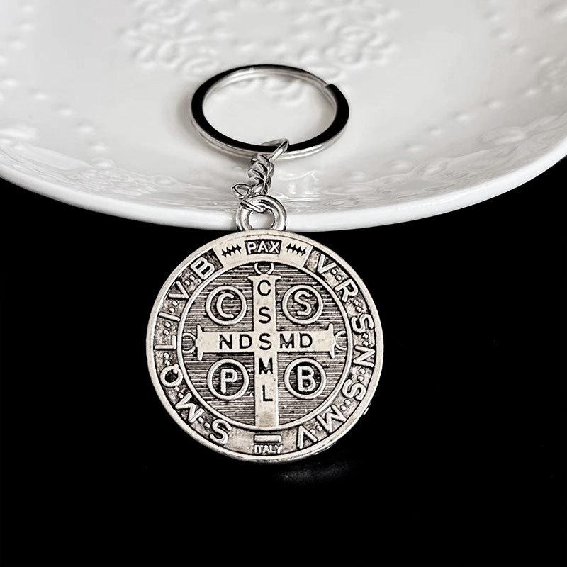 1 Stück Jesus St. Benedikt Anhänger Schlüsselanhänger Vintage Rund Beidseitiges Muster Kreuz Legierung Schlüsselanhänger Mode Schlüsselanhänger Zubehör