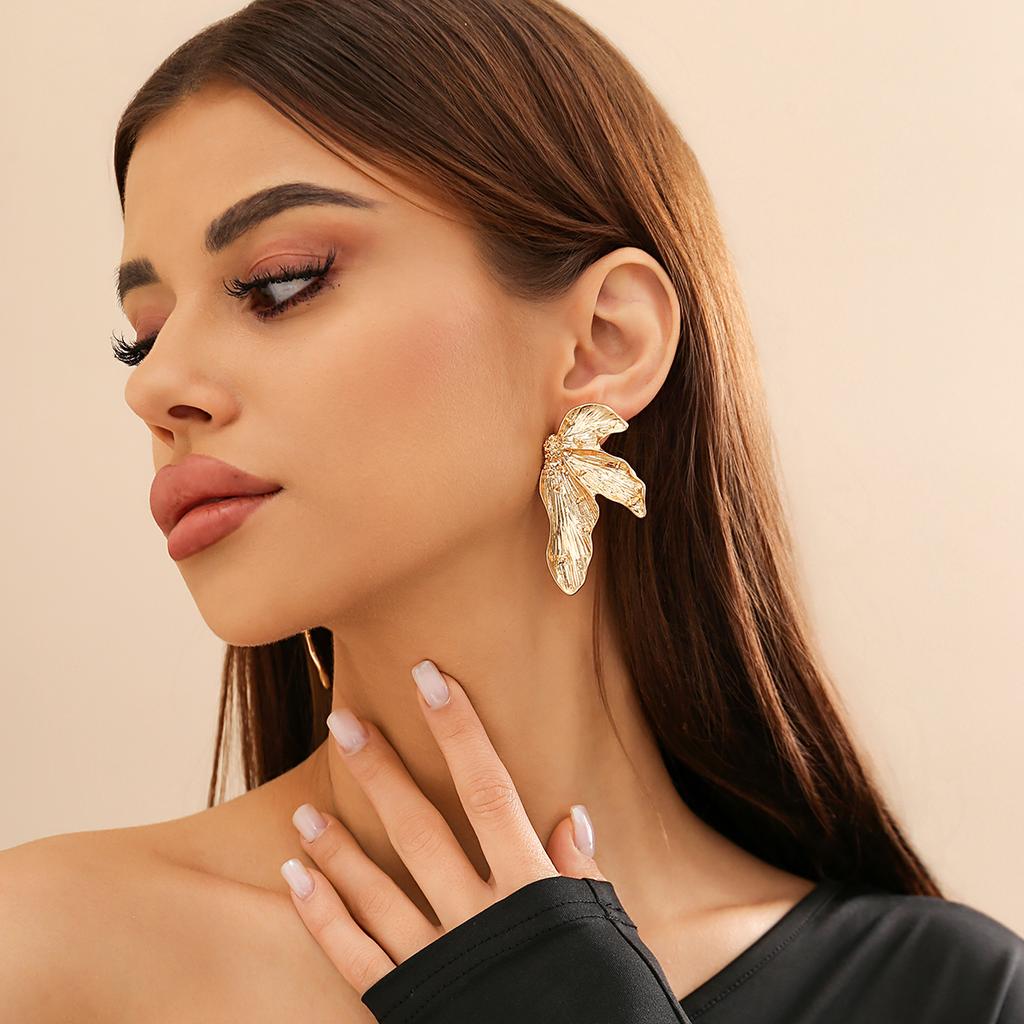 Elegant Retro Gold Color Leaves Stud Earrings for Women Design Sense Irregular Piercing Earrings Fashion Banquet Party Jewelry