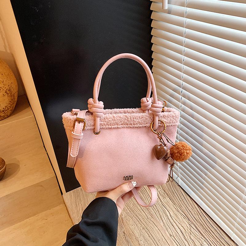 

This year, it is popular to carry a bucket bag for women in the autumn of 2025. The new retro fashion niche retro shoulder messenger bag. no pendant розовый