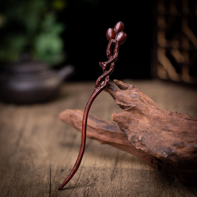 Elegante Haarnadel aus rotem Sandelholz – Haaraccessoire im antiken chinesischen Stil für Haarknoten.
