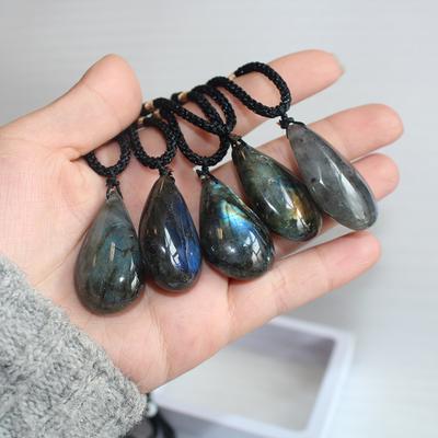 Přírodní labradoritový náhrdelník s přívěskem z měsíčního kamene ve tvaru kapky vody