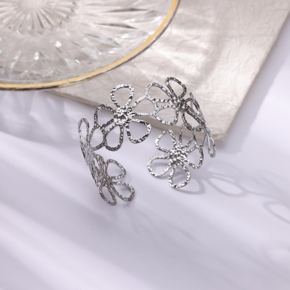 Stainless Steel Flower Wide Bangles for Women Luxury Gold Color Chunky Hollow Flower Cuff Bangle Bangle Bracelet Vintage Jewelry