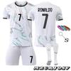 2025/26 Ronaldo Portugalsko venkovní fotbalový dres č. 7 Dětské sportovní oblečení Bílá 3 pásky na paži Klíčenka