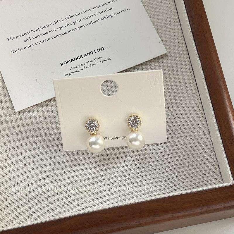 

Light luxury simple pearl mosquito coil disc ear clips without ear piercings Women s retro fashion versatile ears Niche design trendy earrings