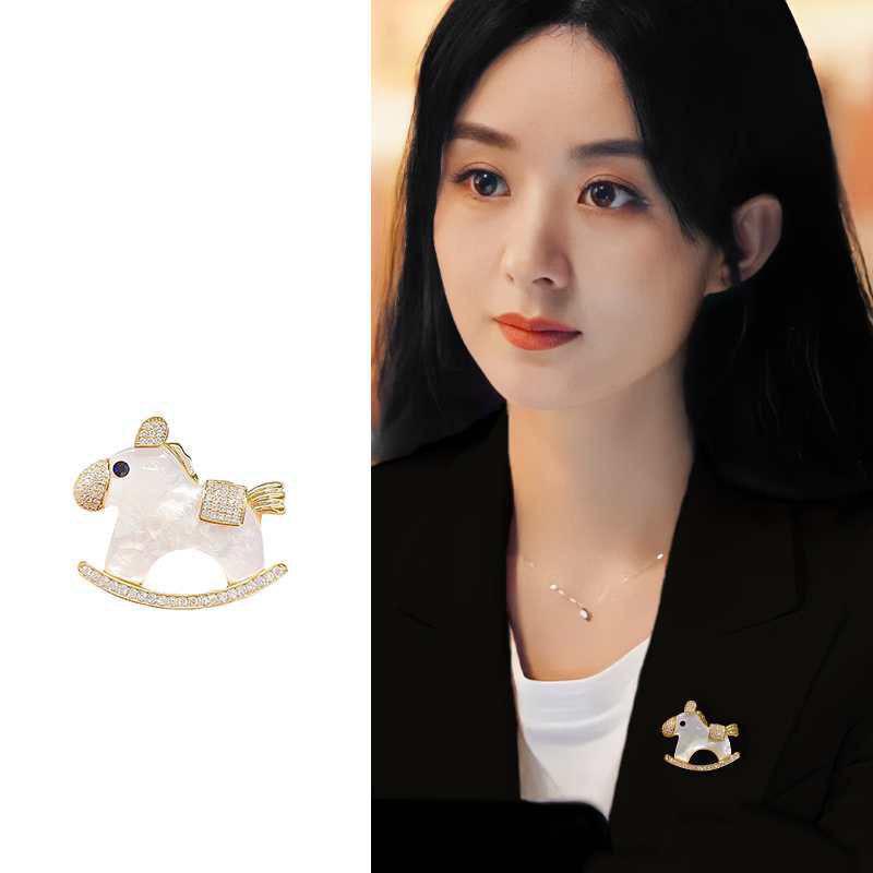 Elegante Strass-Emaille-Brosche zum Jahr des Pferdes - Stilvolles und vielseitiges Modeaccessoire