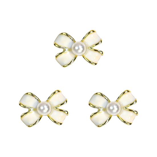 

Нежный декор для ногтей легко придать блеску своими руками B