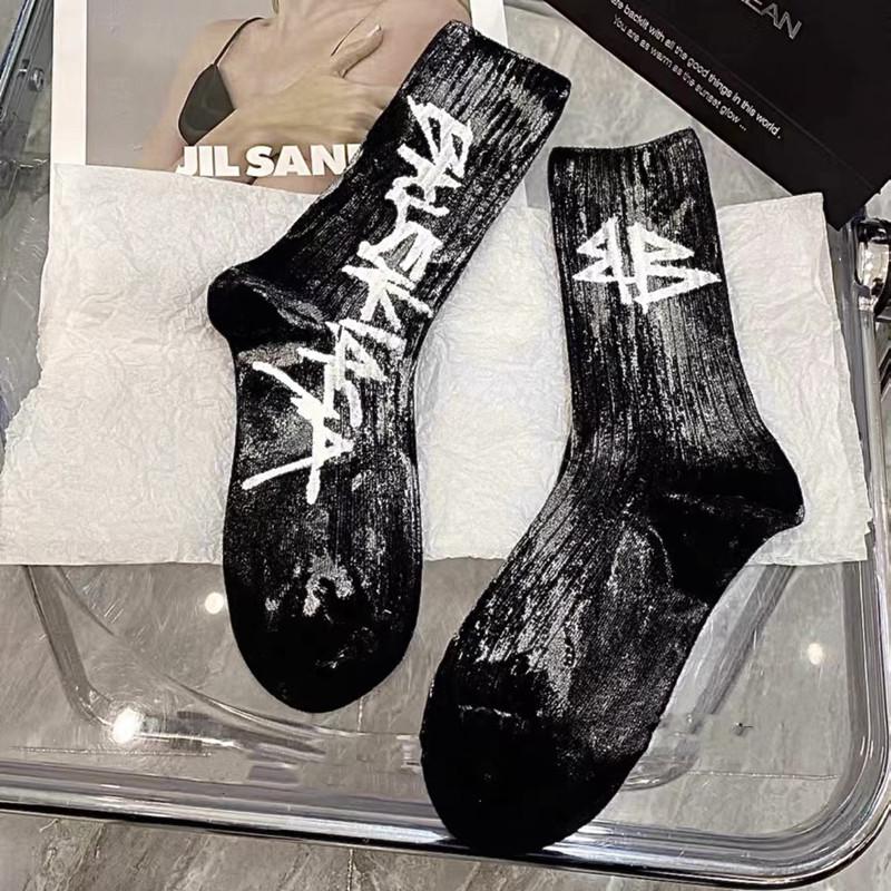 Europejski styl Influencer Graffiti Modne skarpetki do połowy łydki dla kobiet