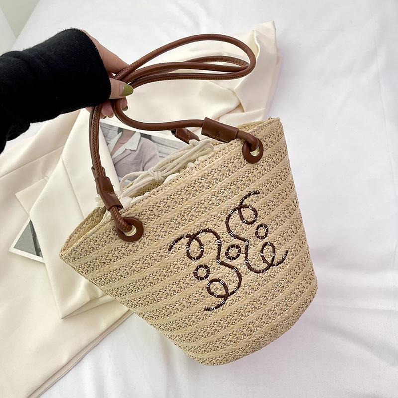 

Сумка большой вместимости женская 2025 новая плетеная соломенная сумка-мешок на кулиске с молнией пляжная соломенная сумка-ведро на плечо