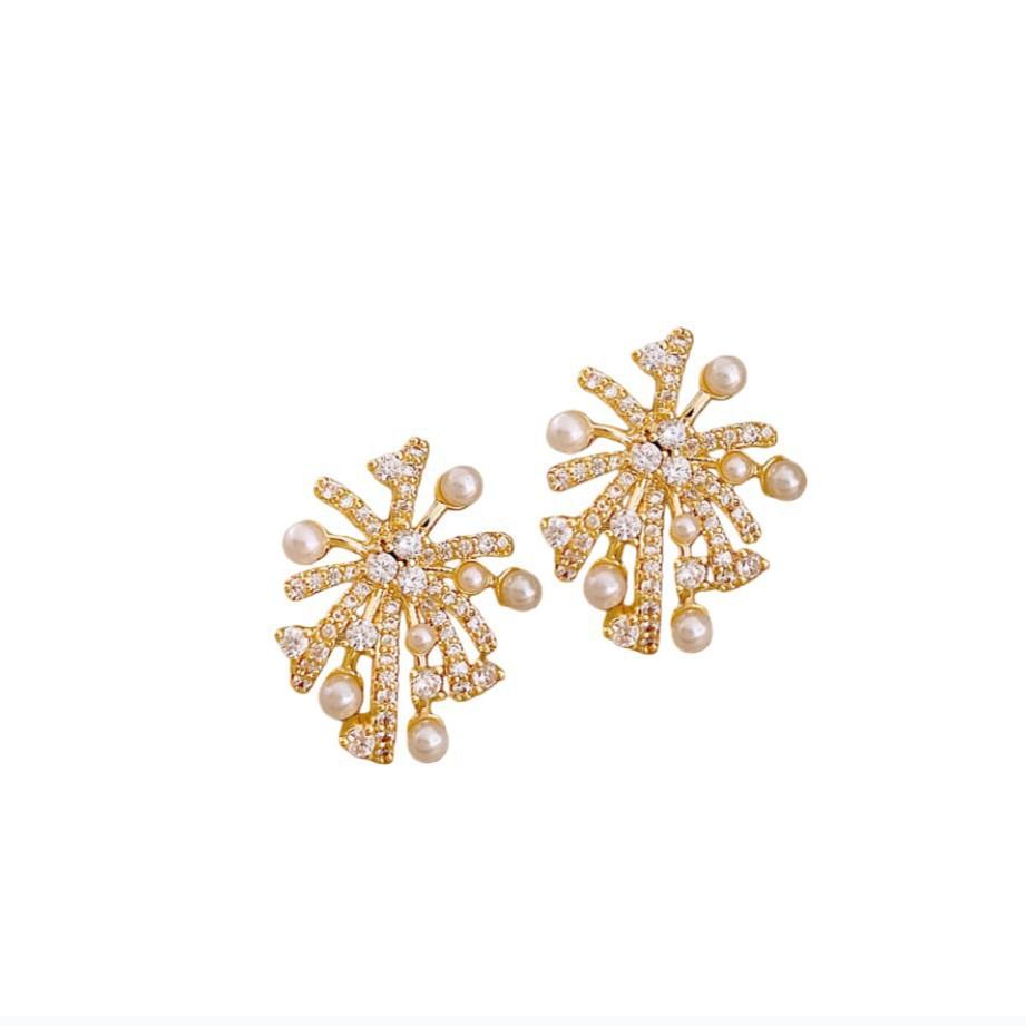 The new micro-inlaid zircon fireworks pearl stud earrings are simple, exquisite, fresh and sweet ear jewelry.
