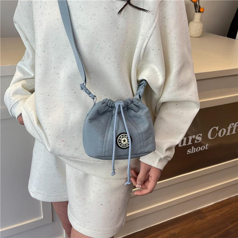 Fashion trend casual simple texture bucket bag 2025 summer new foreign style women personality shoulder messenger bag