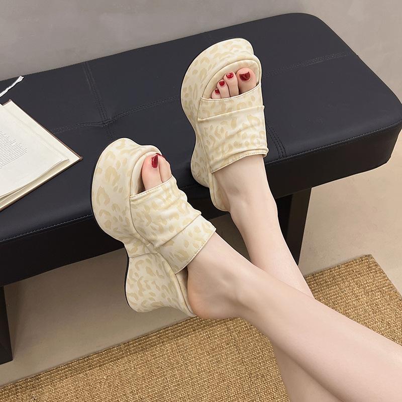 Wedge heel heel heightened thick-soled transparent one-word slippers women's shoes wear 2025 summer new fashion temperament cool slippers