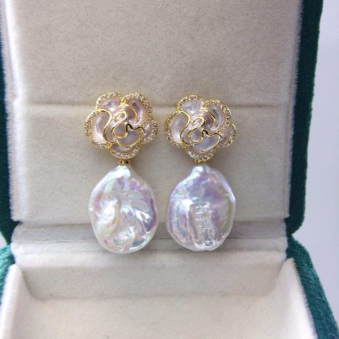 Серьги-гвоздики с натуральным пресноводным барочным жемчугом и камелией из Чжуцзи золотой