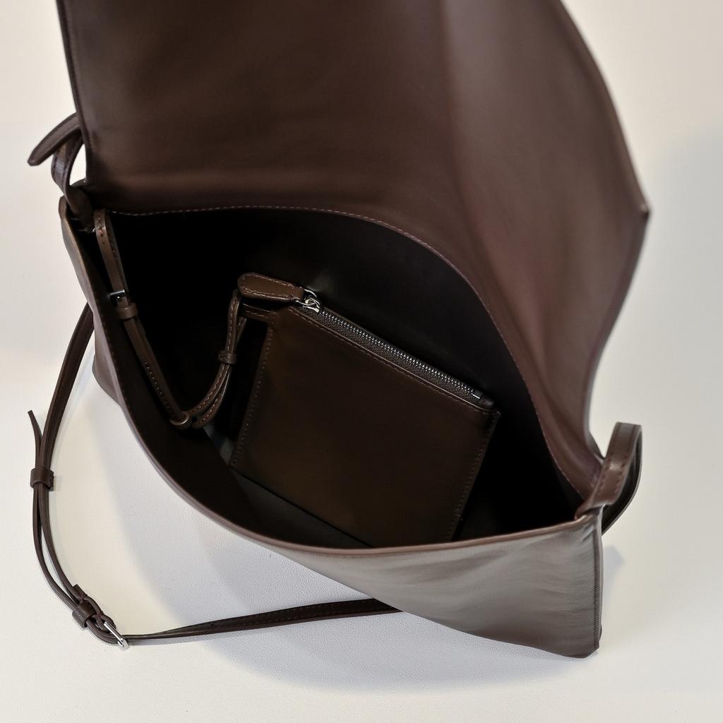 Niche minimalist mail carrier bag, simple envelope bag, sheepskin shoulder bag, all-steel hardware buckle, flip seam, armpit bag.