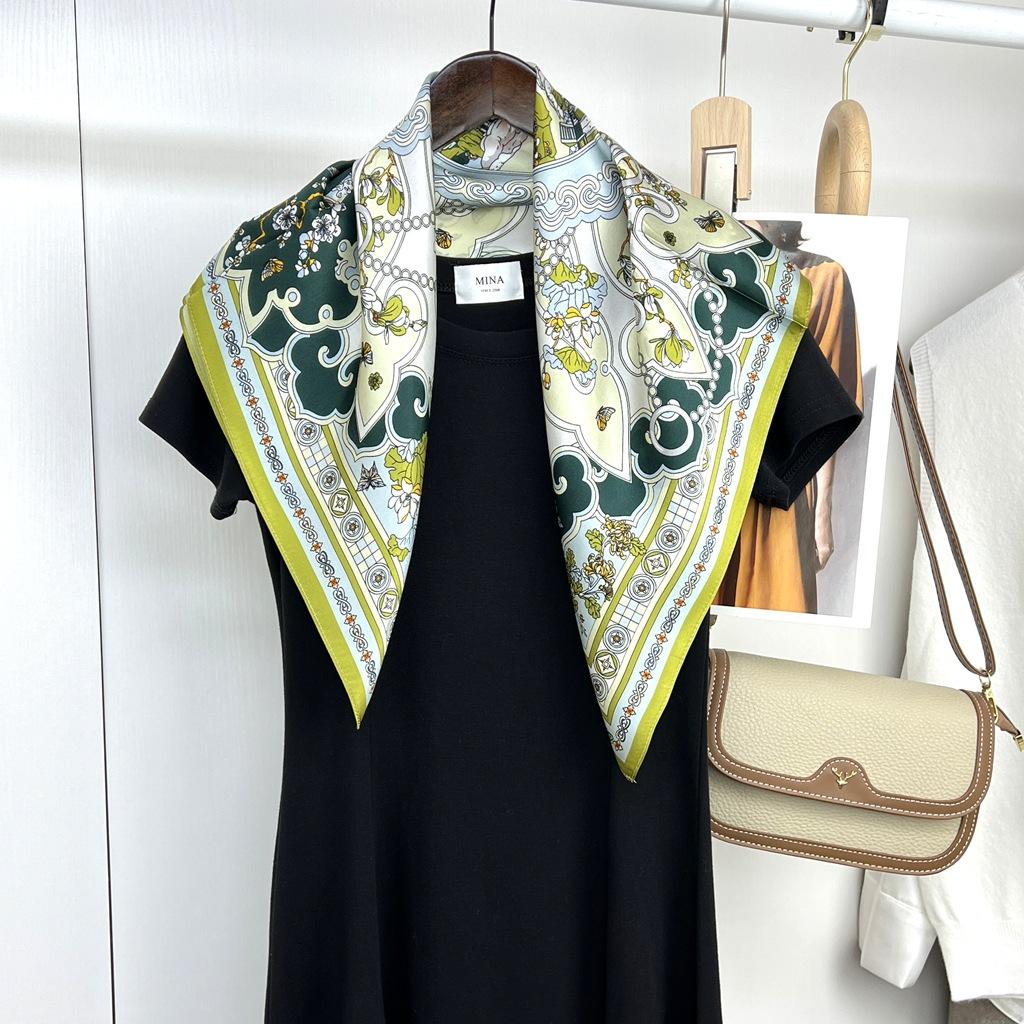 Spring And Summer Silk Chinese Square Scarves Go Out To The Street With Mulberry Silk Silk Scarves With Fresh Green Silk Scarves And Shawls.