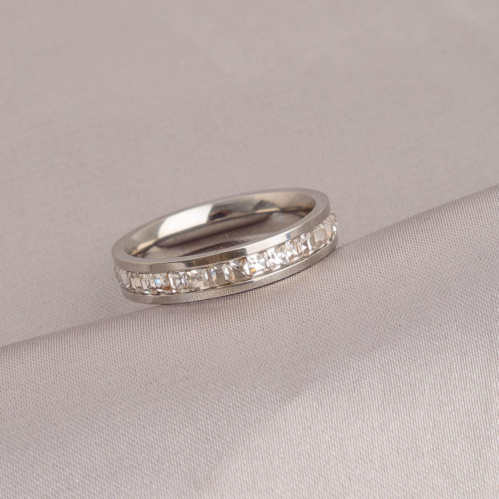 

Женское модное кольцо класса люкс из титановой стали с полным бриллиантом – Не тускнеющее, Универсальное, на указательный палец, Нишевый дизайн, Парный стиль