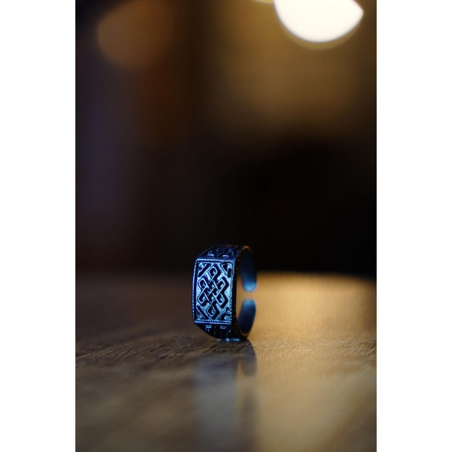 

Модель Knight Labyrinth унисекс, регулируемое черное кольцо