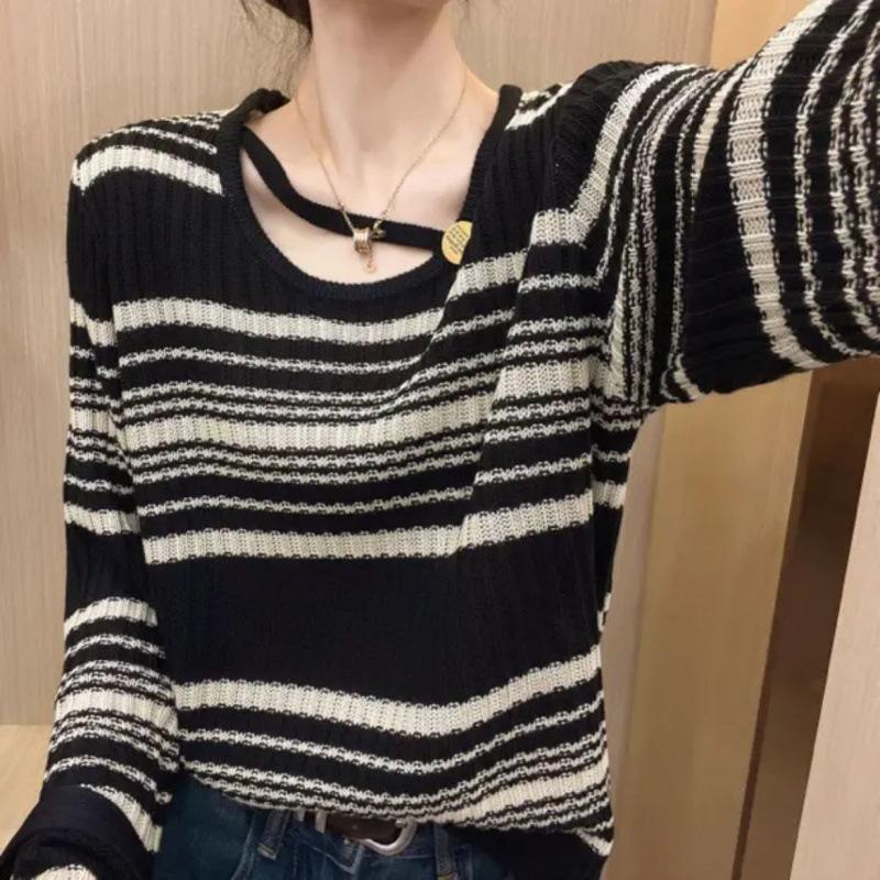 

Gentle wind thin sweater long sleeve autumn round neck pullover design sense leakage clavicle top knitted sweater average size