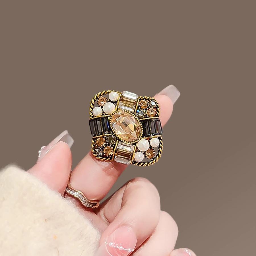 Medieval Brooch High-end Femininity Retro Pearl Corsage